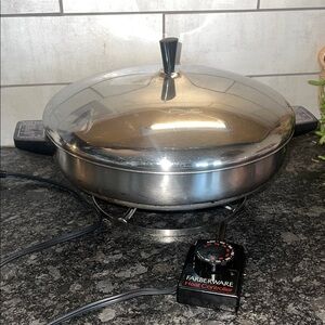 Vintage Farberware 12” Electric Skillet /Buffet server. With lid. Exc condition.